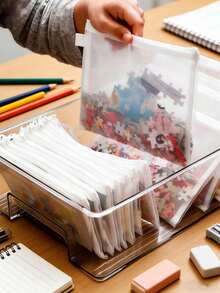 1个透明文件袋，有A4/A5/A6三种尺寸可选。每包包含1个文件袋。共有小号、中号和大号三种尺寸。拉链文件袋，可用作拼图玩具收纳袋、铅笔盒、文件夹、办公用品收纳袋、礼品袋、学习用品收纳袋。 - A - 查看 3