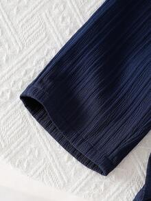 Conjunto de tirantes para niñas bebé en azul marino, con top de tirantes descubiertos de los hombros con acento de lazo blanco y diseño de volantes, a juego con pantalones a rayas verticales, un estilo minimalista pero dulce, adecuado para uso diario - azul real - Ver 6