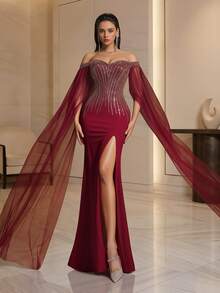 Abito da sera lungo e formale rosso con spalle scoperte e decorazioni in perline, con maniche in rete e design con spacco alto, elegante abito da ballo per donna - Bordò - Visualizzare 5