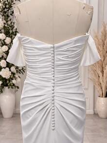 White Off-The-Shoulder Satin Mermaid Wedding Dress, Romantic Sweetheart Neckline Bridal Gown With Ruched Waist, High Slit & Buttoned Back Detail, Glossy Smooth Satin Fabric, Timeless Elegant Bridal Fashion Style, Perfect For Columned Venue Wedding, Formal Outdoor Ceremony, All Seasons, Figure-Hugging Silhouette, Floor-Length Design, Honeymoon Photoshoot Outfit, Destination Wedding Occasion, 2026 Bridal Collection, Wedding Dress For Bride - 白色 - 查看 4