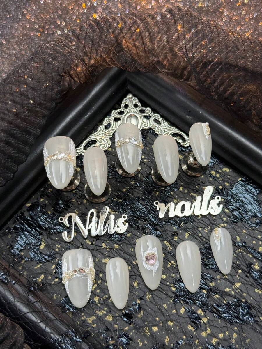 10件杏仁形壓克力美甲套組，白色指甲，白色手繪不對稱膠痕，3D粉色心形水鑽、透明鑽石、白色珍珠及其他美甲配件，Y2K風格美甲套組，適合女性與女孩用於派對、慶典及日常使用（包含：1片果凍膠與1條磨砂條）美甲用品