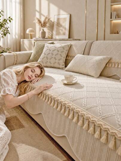 1 chiếc bọc ghế sofa bằng lụa băng tối giản hiện đại, bọc ghế sofa màu kem sang trọng kiểu retro, thiết kế viền tua rua ghép mảnh, chống trầy xước, chống trượt, chống bụi, chống bám bẩn, phù hợp cho thú cưng, phù hợp với ghế sofa 1/2/3/4 chỗ ngồi, trang trí bảo vệ ghế sofa bốn mùa cho phòng khách, phòng ngủ, phòng học, phòng ăn, có thể giặt máy, giặt tay, giặt khô, phù hợp cho mọi mùa.