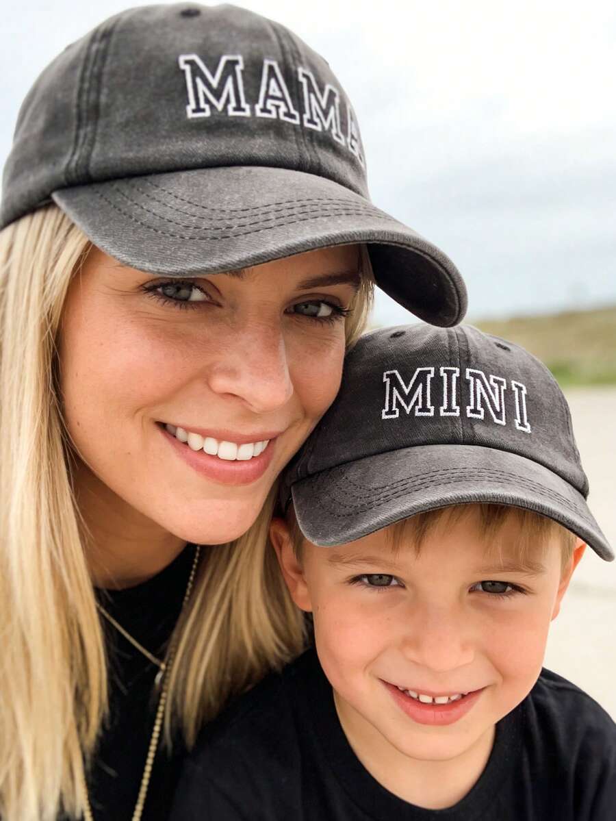 Bộ 2 mũ lưỡi trai thêu chữ "MAMA MINI" dành cho mẹ và bé, quà tặng Ngày của Mẹ và Ngày của Trẻ em. - màu đen - Xem 1