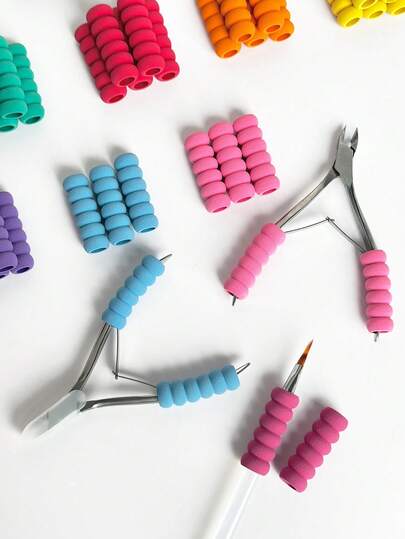 Bộ dụng cụ chăm sóc móng tay bao gồm kìm cắt biểu bì, bút vẽ móng, cọ vẽ móng, vỏ bảo vệ chống trượt, vỏ bọc tay cầm kìm cắt biểu bì chống trượt thấm mồ hôi, vỏ bọc cọ mút, dụng cụ làm móng chống trượt.