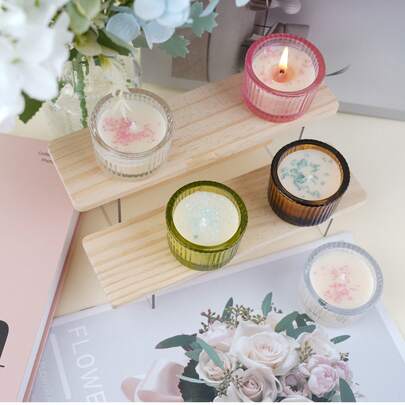 Velas votivas de cristal con brillo y acanaladas, hechas a mano y artesanalmente. Velas aromáticas miniatura de cera de soja con cristales, velas aromáticas de colores perfectas para la decoración del hogar, regalos de boda y meditación. Vienen en vasos de vidrio acanalados verticales vintage, con cristales de strass, ideales como ayudas para el sueño y relajantes de estado de ánimo, excelentes para yoga, meditación y spa. Perfectas para el Día de San Valentín, el Día de la Madre, Navidad y la temporada de graduación.