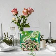 1 Peça Suporte de Cartão de Madeira, Organizador de Cartão de Madeira Maciça, Caixa de Armazenamento, Design Vazado Retrô, Clipe de Cartão, Suporte de Lenço, Organizador de Mesa Decorativo para Casa e Escritório, Presente Perfeito para Amigos, Família e Colegas, Solução de Organização de Estilo Vintage, Elegante, Funcional e Prática. - Forma de flor de cor de tronco - Visão 5