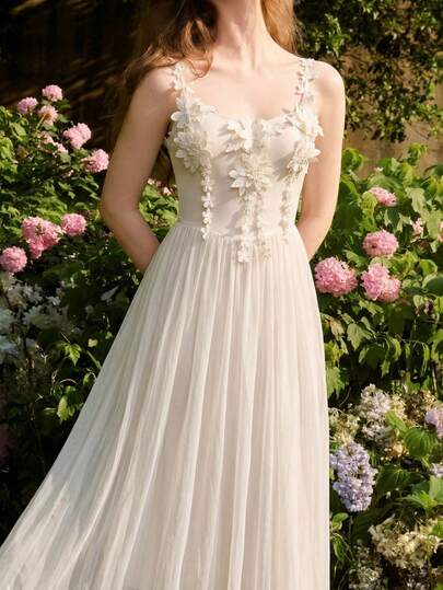 Đầm dài ngang gối màu trắng ngà thanh lịch với họa tiết hoa thêu nổi, dây đeo vai xếp ly bèo nhún hình hoa 3D, thích hợp cho khách dự đám cưới, mùa hè, lễ tốt nghiệp và các bữa tiệc mùa xuân.