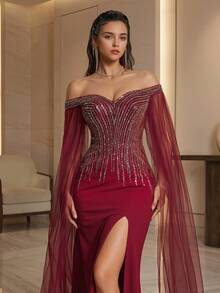 Abito da sera lungo e formale rosso con spalle scoperte e decorazioni in perline, con maniche in rete e design con spacco alto, elegante abito da ballo per donna - Bordò - Visualizzare 9