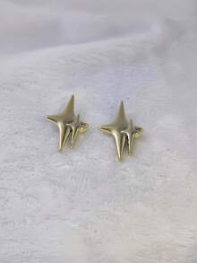 一对时尚优雅的星爆造型耳环，适合搭配不同风格的服装。 - 金色 - 查看 4