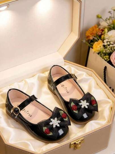1 Pair Girls' White Mary Jane Dress Shoes, Embroidered Rose & Snowflake, Rhinestone Bow Decor, Soft Bottom, Single Strap, Performance Shoes Suitable For 3-12 Years Old