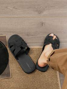 Chinelos H de alta gama para homem do Médio Oriente, chinelos de tira plana do Sudeste Asiático, sandálias casuais antiderrapantes para exterior, sapatos de praia de tamanho grande, cor sólida para praia - Preto - Ver 5