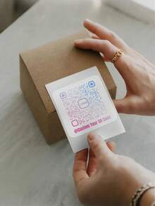 1-100 Miếng Dán Vuông Tùy Chỉnh: Nhãn Cá Nhân Hóa. In bất kỳ họa tiết, hình ảnh, logo, văn bản hoặc mã QR nào bạn muốn. Đặc điểm nổi bật bao gồm chất liệu PVC chống thấm nước và lớp phủ hologram tùy chọn. Dán chúng lên hộp quà hoặc thiệp chúc mừng; người nhận có thể quét mã để xem tin nhắn video cá nhân hóa. - Nhiều màu 1 - Xem 7