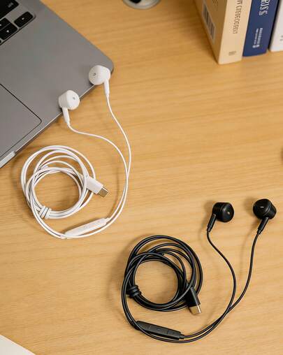 Acer 半入耳式有线耳机，入耳式线控带麦克风，适用于音乐、游戏、卡拉OK、跑步和运动，兼容苹果、三星、华为、小米、荣耀智能手机以及带3.5mm接口的PSP/MP3/MP4/iPod/PC/游戏设备，学生/运动/节日礼物，黑白配色