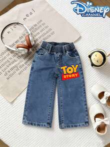 Conjunto de dos piezas para bebé de Disney *Toy Story* - Con estampados de los personajes Buzz Lightyear, Woody y Jessie en una camiseta de mezclilla. Ideal para uso casual de primavera/verano, atuendos de vacaciones, estilos country-bohemios, ropa de playa, streetwear western y atuendos para fiestas rave (camiseta y jeans). - Blanco - Ver 3