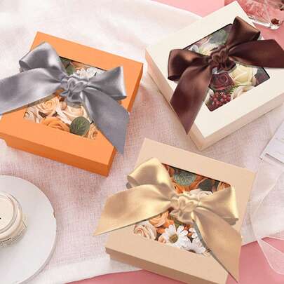 10条随机颜色蝴蝶结装饰丝带，采用优质面料制成，质地细腻挺括，风格奢华精致，多色混合3D蝴蝶结形状，背面自带粘胶，可直接粘贴，适用于礼品包装、节日礼物、礼盒装饰、派对布置等场景。