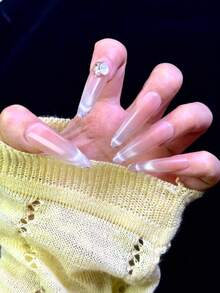 10 móng giả dài hình hạnh nhân với nền hồng nude gradient mắt mèo, viền Pháp lấp lánh bạc, hoa trà 3D, điểm xuyết ngọc trai và lá kim loại, thiết kế thanh lịch, sang trọng kiểu cổ tích. Móng acrylic dán thủ công 100%, có thể tái sử dụng. Bao gồm 1 miếng dán keo, 1 que và 1 dũa móng, thích hợp cho nữ sử dụng hàng ngày hoặc dự tiệc. - Nhiều màu - Xem 3