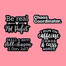 “我靠咖啡因、混乱和脏话活着”珐琅胸针 自嘲语录胸针 松树翻领别针徽章 时尚珠宝礼品 - 黑色 - 查看 3