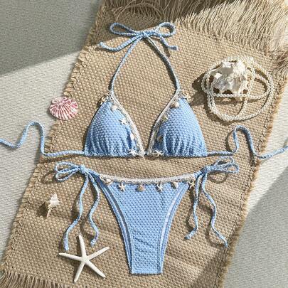 Bộ bikini hai mảnh dành cho nữ, lý tưởng cho kỳ nghỉ hè: Vải chấm bi màu xanh nhạt, trang trí bằng vỏ sò và sao biển, hoàn hảo cho những chuyến đi biển.
