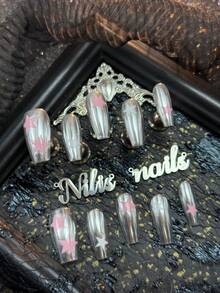 Bộ 10 miếng dán móng tay dài hình quan tài thủ công dành cho nữ, phủ kín toàn bộ và có thể tái sử dụng, độ bám dính trung bình, màu bạc, kết hợp với miếng dán hình ngôi sao màu hồng và trắng, bộ dụng cụ làm móng phong cách Y2K, phù hợp cho phụ nữ và bé gái, dùng trong các lễ hội, hàng ngày, tiệc tùng, tụ họp và các dịp khác (Bao gồm: một miếng keo dạng gel và một miếng dán ma sát). - Bạc - Xem 2