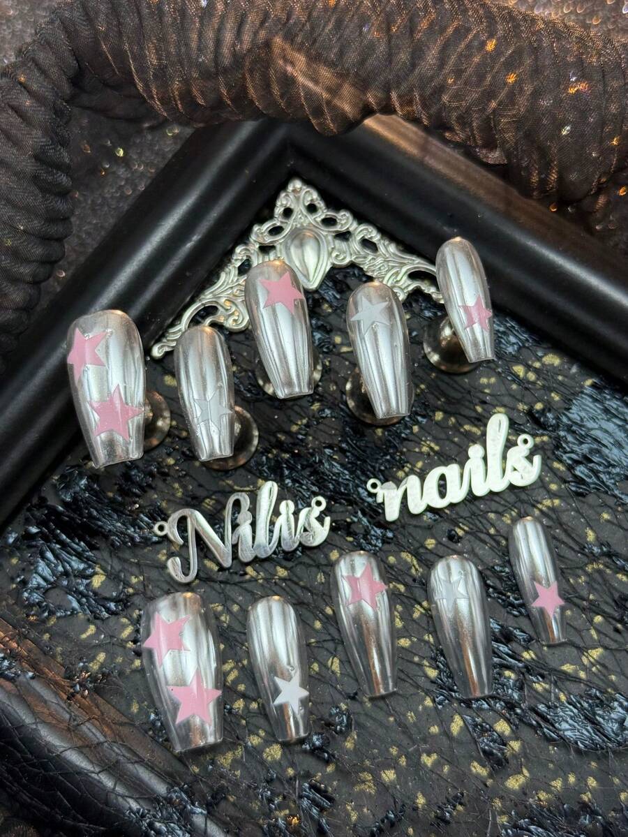 Bộ 10 miếng dán móng tay dài hình quan tài thủ công dành cho nữ, phủ kín toàn bộ và có thể tái sử dụng, độ bám dính trung bình, màu bạc, kết hợp với miếng dán hình ngôi sao màu hồng và trắng, bộ dụng cụ làm móng phong cách Y2K, phù hợp cho phụ nữ và bé gái, dùng trong các lễ hội, hàng ngày, tiệc tùng, tụ họp và các dịp khác (Bao gồm: một miếng keo dạng gel và một miếng dán ma sát).