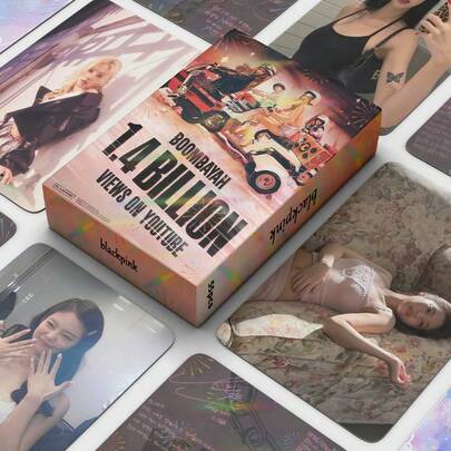 55张BLA/CKPINK高清双面小卡采用精细印刷技术，色彩鲜艳饱满，肤色自然清晰。完美捕捉了四位成员在舞台表演、活动和各种拍摄中的时尚靓丽造型。