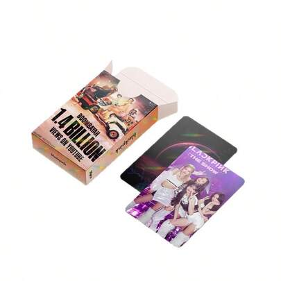 55张BLA/CKPINK高清双面小卡采用精细印刷技术，色彩鲜艳饱满，肤色自然清晰。完美捕捉了四位成员在舞台表演、活动和各种拍摄中的时尚靓丽造型。