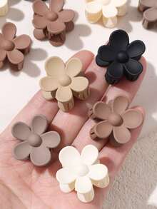 Set casuali di 4, 10 o 20 pezzi. Fermagli per capelli a forma di fiore a cinque petali in tonalità marroni latte. Accessori per capelli da donna di colore solido con finitura opaca. Fermagli per capelli di piccole dimensioni e semplici. Perfetti per fissare code di cavallo alte. Accessori per capelli carini. Ottimi regali per famiglia e amici. Regali per la Festa della Mamma. Fermagli per capelli da spiaggia per outfit estivi, viaggi, compleanni - Multicolore - Visualizzare 5