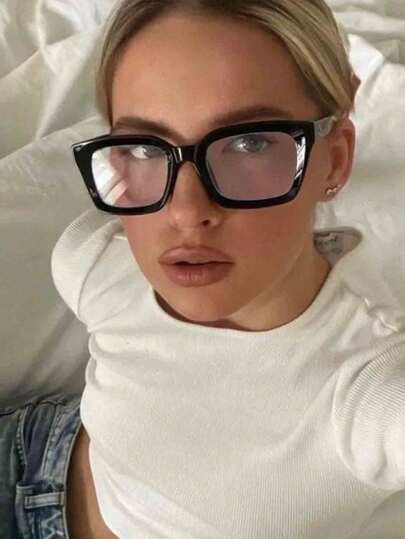 1 chiếc kính thời trang màu đen, tròng kính trong suốt, thiết kế tối giản hiện đại, phù hợp cho cả nam và nữ, thích hợp sử dụng hàng ngày, văn phòng, đọc sách, xem TV và dùng điện thoại thông minh.