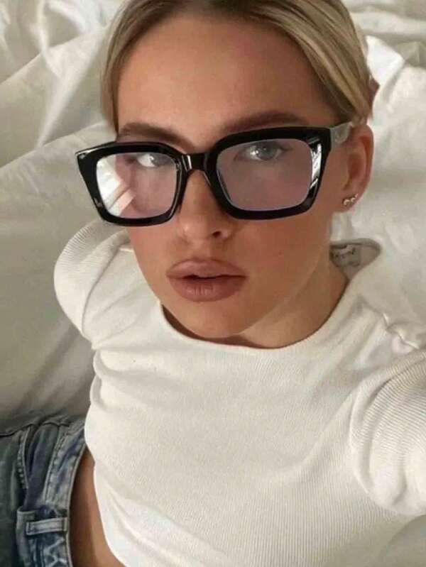 1 chiếc kính thời trang màu đen, tròng kính trong suốt, thiết kế tối giản hiện đại, phù hợp cho cả nam và nữ, thích hợp sử dụng hàng ngày, văn phòng, đọc sách, xem TV và dùng điện thoại thông minh.