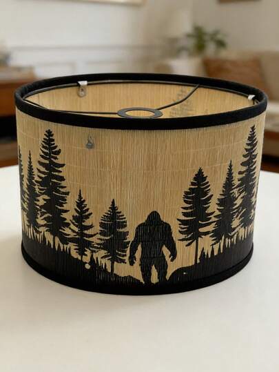 Chụp đèn bằng tre họa tiết Bigfoot rừng Sasquatch, thích hợp cho đèn sàn, đèn bàn, đèn tường và đèn treo - Tương thích với các loại bóng đèn E14, E26, E27 và các loại bóng đèn có chóp trang trí (không bao gồm bóng đèn). Phù hợp hoàn hảo với nhiều phong cách nội thất, làm nổi bật không gian và trở thành điểm nhấn của căn phòng. Là món quà tuyệt vời.