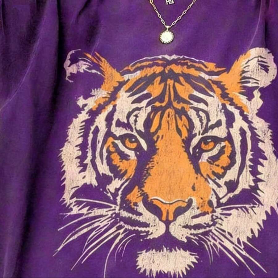 2026 Summer TopsWomen's Vintage Tiger Face Print Washed T-Shirt - Oversized Relaxed Fit Short Sleeve Round Neck Casual Summer Beachwear, Soft Breathable Fabric With Tiger Stripe Design, Machine Washable Everyday Comfortable Top For Women (Light Brown/Beige/Tan) - Retro Animal Graphic Tee, H-Line Silhouette, All-Season Wear, Vintage Washed Texture, Bold Tiger Face Print, Versatile Street Style Camisas Para Hombre Ropa De Hombre Christmas ShirtLoose And Comfortableshirts - 紫色 - 查看 1