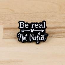 “我靠咖啡因、混乱和脏话活着”珐琅胸针 自嘲语录胸针 松树翻领别针徽章 时尚珠宝礼品 - 黑色 - 查看 4