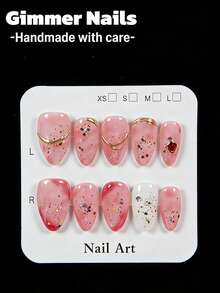 10片手工制作的杏仁形按压式假指甲（可佩戴），既是美甲用品又是装饰品。这些精美的指甲采用粉色渐变水洗设计，点缀着金箔片、珠光细闪和鸽血红宝石。它们可以修饰手型，提亮手部轮廓。套装包含使用工具，包括果冻胶和指甲锉，指甲可重复使用，且易于快速卸除。 - 粉色 - 查看 7