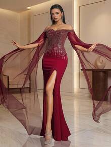 Abito da sera lungo e formale rosso con spalle scoperte e decorazioni in perline, con maniche in rete e design con spacco alto, elegante abito da ballo per donna - Bordò - Visualizzare 4