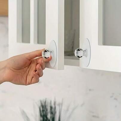 Tay nắm pha lê trong suốt, tay nắm nhựa hiện đại, phong cách lãng mạn Pháp, màu kem, rất đẹp mắt, dễ lắp đặt, chắc chắn và bền bỉ, chống trượt, tiết kiệm sức lao động và thoải mái, vô hình và không để lại dấu vết, thích hợp cho các bề mặt nhẵn, tủ, ngăn kéo, cửa trượt, nhà vệ sinh, v.v. Đây là tay nắm hút đa chức năng, dễ lắp đặt, không cần khoan, một móc treo tiện dụng.