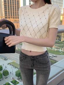 優雅休閒鏤空格紋短袖針織上衣，女款夏季新款法式風百搭圓領珠飾泡泡袖修身襯衫 - 杏色 - 查看 7