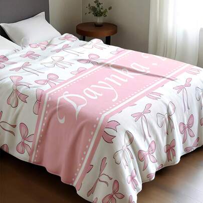1 chiếc chăn trang trí họa tiết nơ tùy chỉnh, có thể in chữ, tên, biệt danh, số may mắn, nền màu hồng nhạt, phủ đầy họa tiết dâu tây và hoa cúc hoạt hình dễ thương, phong cách ngọt ngào và tươi mới, thích hợp cho mùa hè - Có thể giặt máy, chất liệu polyester, sử dụng được quanh năm và mọi thời tiết, chăn đa năng in kỹ thuật số hiện đại dùng cho ghế sofa, giường, xe hơi, phòng trà, phòng ngủ, phòng tắm, phòng khách, phòng ăn, văn phòng, v.v.