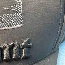 Gorra de béisbol ajustable, transpirable y de malla para hombre, con diseño de letras de hip-hop de AMIRI - Negro - Ver 3