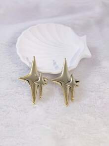 一对时尚优雅的星爆造型耳环，适合搭配不同风格的服装。 - 金色 - 查看 3