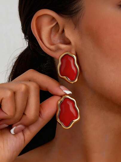 1 Đôi bông tai kiểu retro bất đối xứng với họa tiết chảy mềm mại, men đỏ nhỏ giọt, mạ vàng 18K, làm từ thép không gỉ, thích hợp cho nữ, phù hợp cho các lễ hội, tiệc tùng, sự kiện âm nhạc.