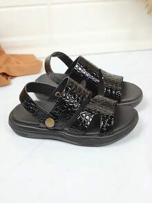 儿童鳄鱼纹亮面PU皮拖鞋，防滑耐穿，露趾设计，可调节绑带，厚实缓震平底，时尚休闲拖鞋，适合上学、日常穿着和海滩活动。 - 黑色 - 查看 8