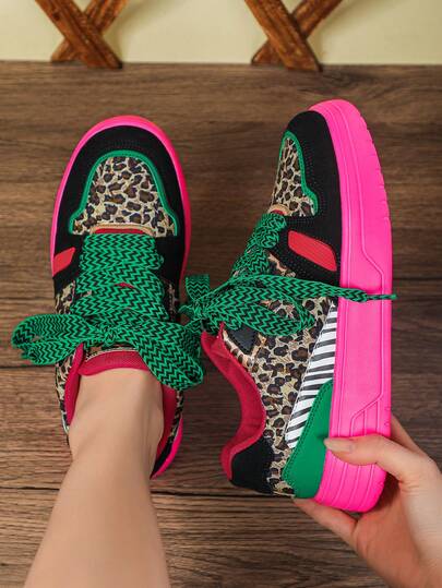 女士休闲运动鞋，采用独特的豹纹印花元素，圆头低帮系带设计，复古风格，绿色宽平带，大码情侣鞋，适合日常穿着、通勤和旅行。