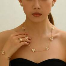 Juego de joyas vintage minimalista chapado en oro de 18K - 4 piezas con patrón geométrico que incluye collar, aretes, pulsera y anillo, adecuado para uso diario y vacaciones - Amarillo Oro - Ver 1