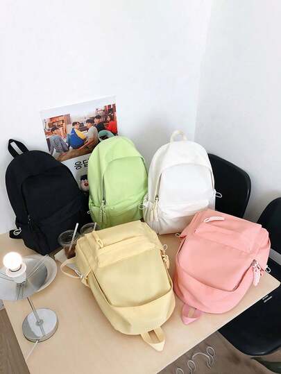 1 chiếc balo thời trang và đơn giản này có màu trơn, khóa kéo bằng nylon và dung tích lớn. Thiết kế độc đáo và khả năng điều chỉnh kích thước giúp balo phù hợp cho việc mua sắm, sử dụng hàng ngày và du lịch. Nó toát lên vẻ thời trang và nghệ thuật, có nhiều màu sắc để lựa chọn. Một món đồ thời trang không thể thiếu cho bất kỳ chuyến đi nào.