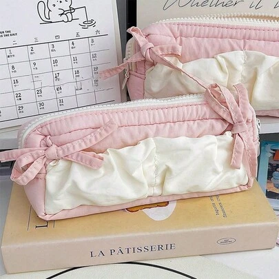 1 hộp bút (9*5*3 inch) hình nơ hồng dễ thương - Chất liệu vải mềm mại, hai lớp, dung tích lớn. Phong cách bé gái đáng yêu, phối màu hồng và kem, thiết kế nơ trang trí, thiết kế túi co giãn. Hộp đựng văn phòng phẩm đa năng.