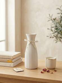 1 pièce Vase à fleurs en plastique premium incassable, léger et imperméable. Style moderne minimaliste, style de ferme vintage bohème esthétique neutre rustique. Blanc unicolore avec accent doré. Col évasé haut, taille étroite cylindrique. Surface texturée à nervures verticales avec nœud décoratif amovible - A - Voir 13