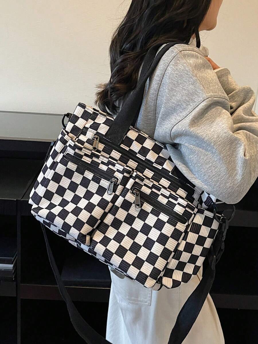 1个棋盘格纹灯芯绒材质女士时尚手提包，大容量多口袋收纳包，配有可拆卸可调节肩带，适合休闲、购物、旅行、工作、上学、聚会、送礼等场合。