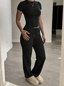 Ensemble sport décontracté d'été style Y2K pour petites femmes, comprenant un t-shirt à col rond manches courtes de couleur unie et un pantalon slim à jambes droites noir élégant - Noir - Voir 2