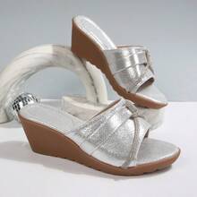 女士银紫色亮片水钻坡跟凉拖鞋，夏季露趾厚底休闲拖鞋，适合日常穿着和通勤。 - 銀色 - 查看 3