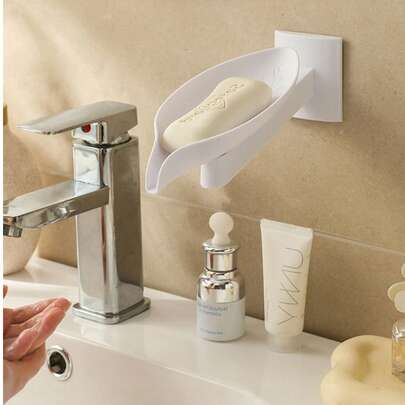 1/2 khay đựng xà phòng treo tường, thiết kế tối giản hình lá, cấu trúc thoát nước xoay giúp thoát nước nhanh chóng, điều chỉnh 3 mức độ phù hợp với nhiều loại xà phòng khác nhau, lắp đặt không cần khoan giúp bảo vệ tường, lưu trữ xà phòng gọn gàng, thiết thực và thẩm mỹ cho phòng tắm.